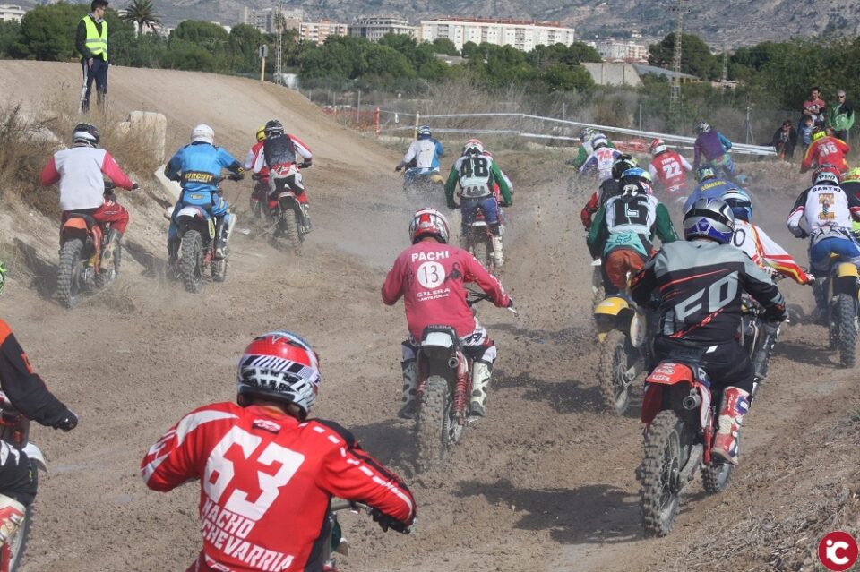 Emoción y espectáculo en el Motocross Clásico de Elda