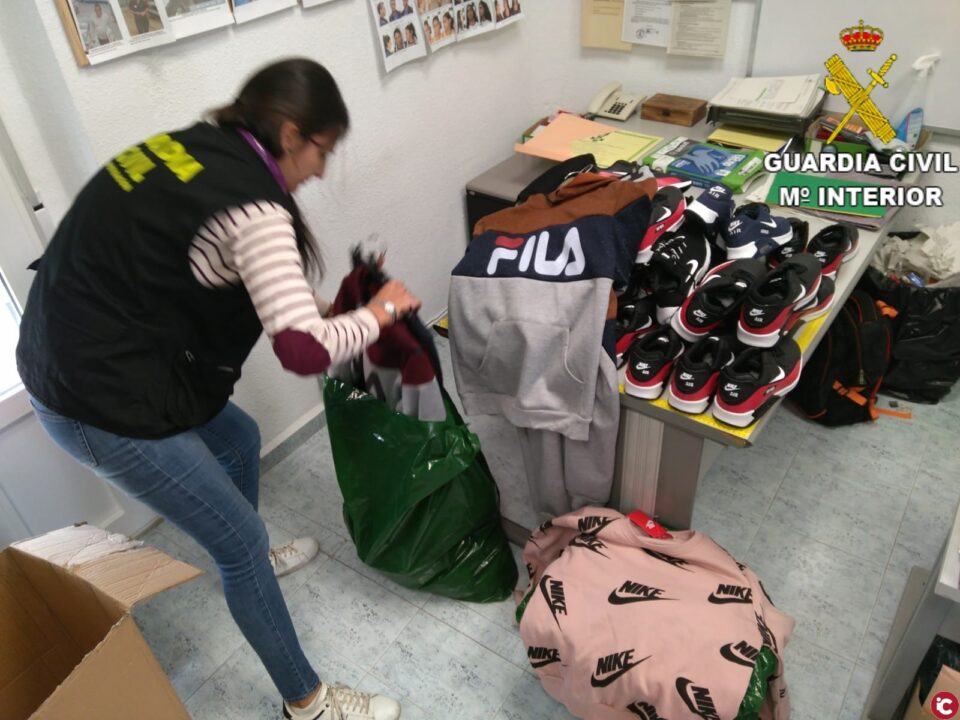 La Guardia Civil incauta medio millar de productos falsificados en el mercadillo alicantino de Santa Faz