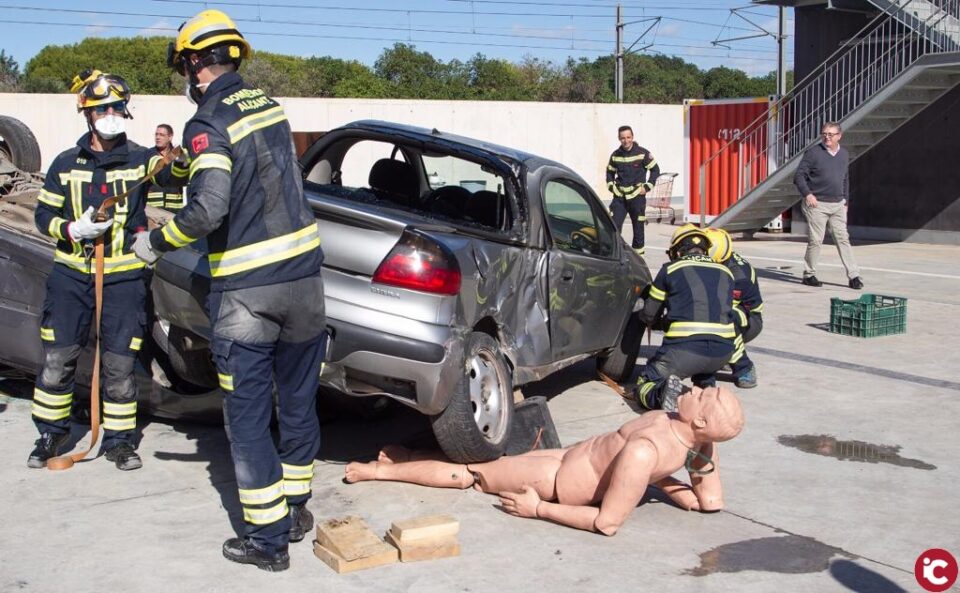 Los bomberos del Ayuntamiento de Alicante y del Consorcio Provincial de la Diputación realizan maniobras conjuntas de rescate en accidentes de tráfico para mejorar su eficacia y coordinación