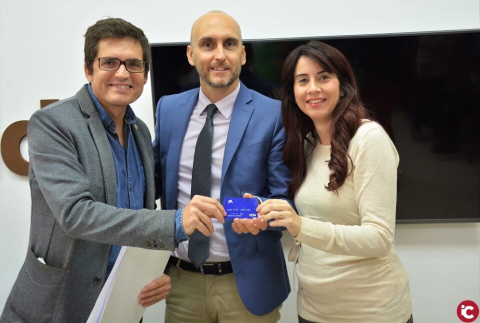 Once familias sin recursos se benefician de las Tarjetas Solidarias creadas por el Ayuntamiento de Elda junto a Cáritas