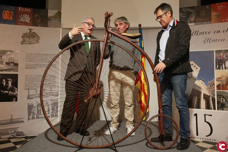 La Diputación de Alicante repasa la historia y evolución de la bicicleta a través de una nueva exposición temporal