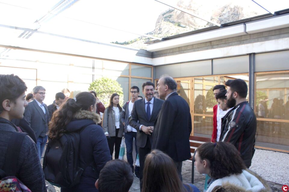 El Alcalde de Alicante recibe en el Ayuntamiento a un grupo de alumnos internacionales del programa Erasmus +