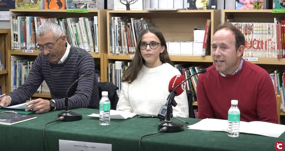 La joven Sandra Abellán presenta su primer libro "FAR"