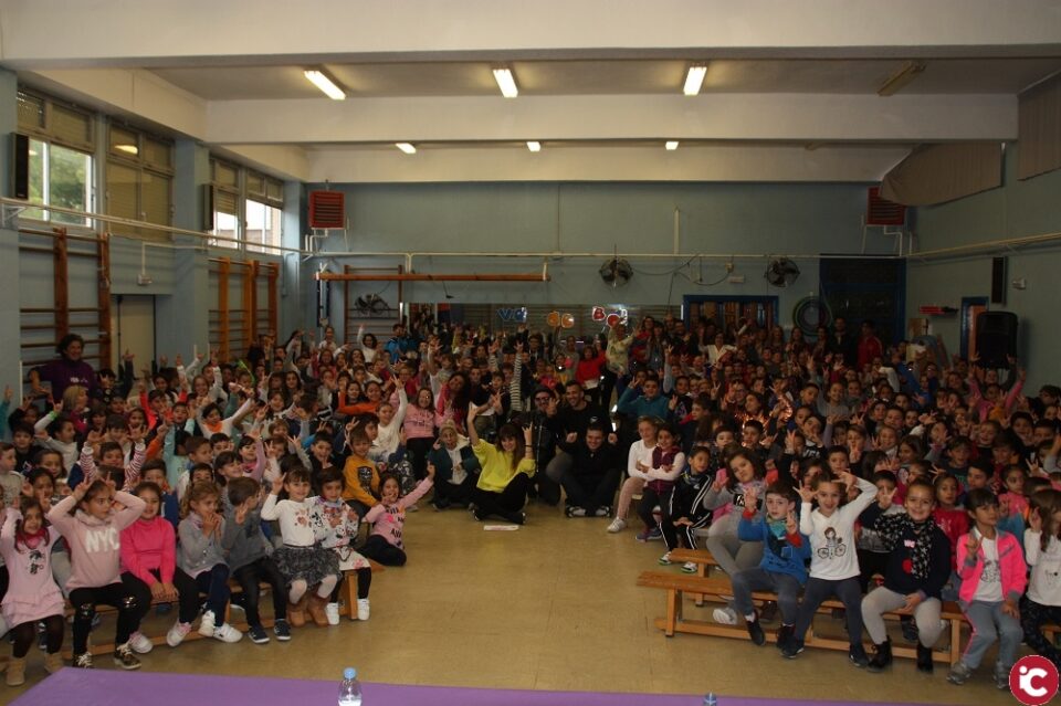 Rozalén visita el CEIP Santo Negro de Elda