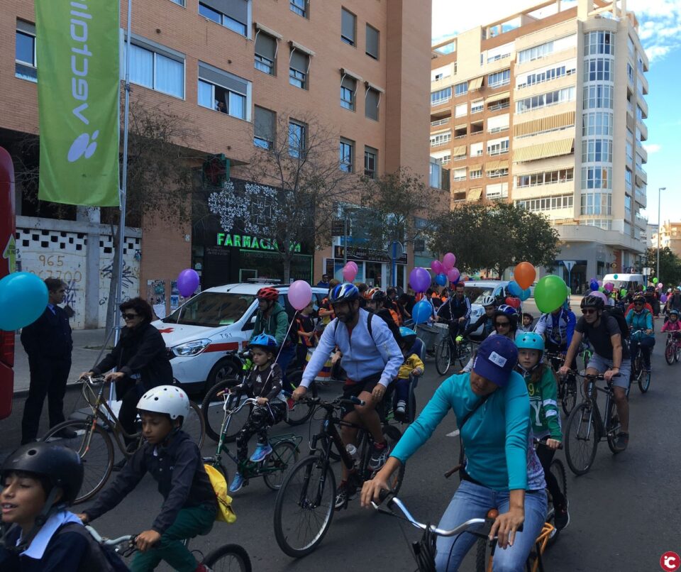 Miles de personas disfrutan del Ciclobarrio en la Avenida Historiador Vicente Ramos en bici