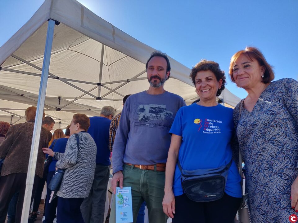 La concejala Mari Ángeles Goitia se interesa por las actividades de la Asociación de Daño Cerebral al asistir al Rastrillo Solidario