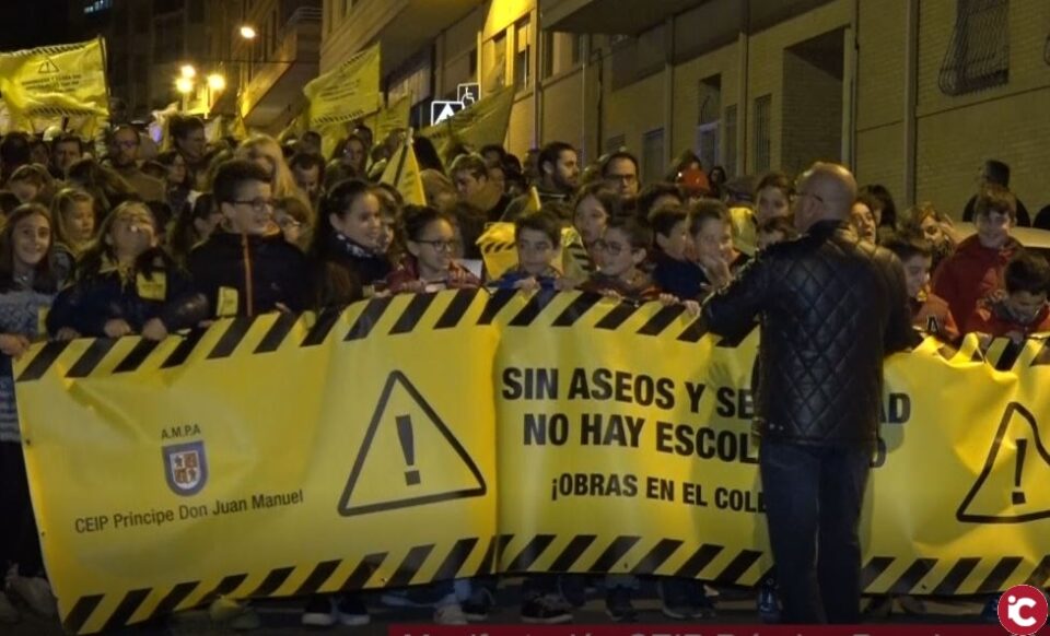 Multitudinaria manifestación por el mal estado del CEIP Príncipe Don Juan Manuel