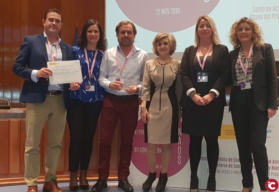 La ministra de Sanidad entrega a la concejala Marisa Gayo un premio por promover la vida saludable en los colegios