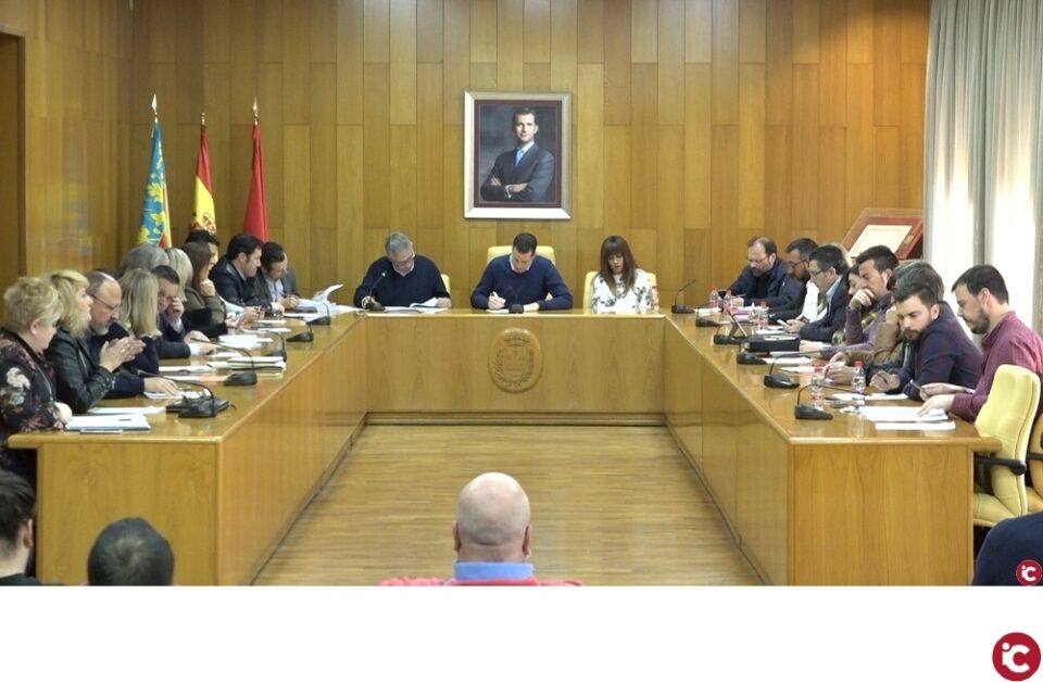 El Ayuntamiento de Elda aprueba la concesión de las becas para trasporte universitario