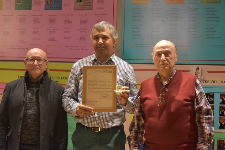 La Coral Ambrosio Cotes hace entrega de las insignias de oro y plata