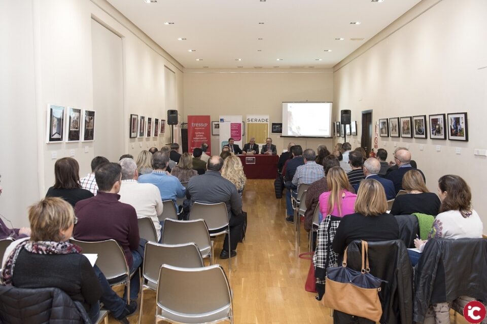 Profesionales asesoran a mayores sobre protección administrativa