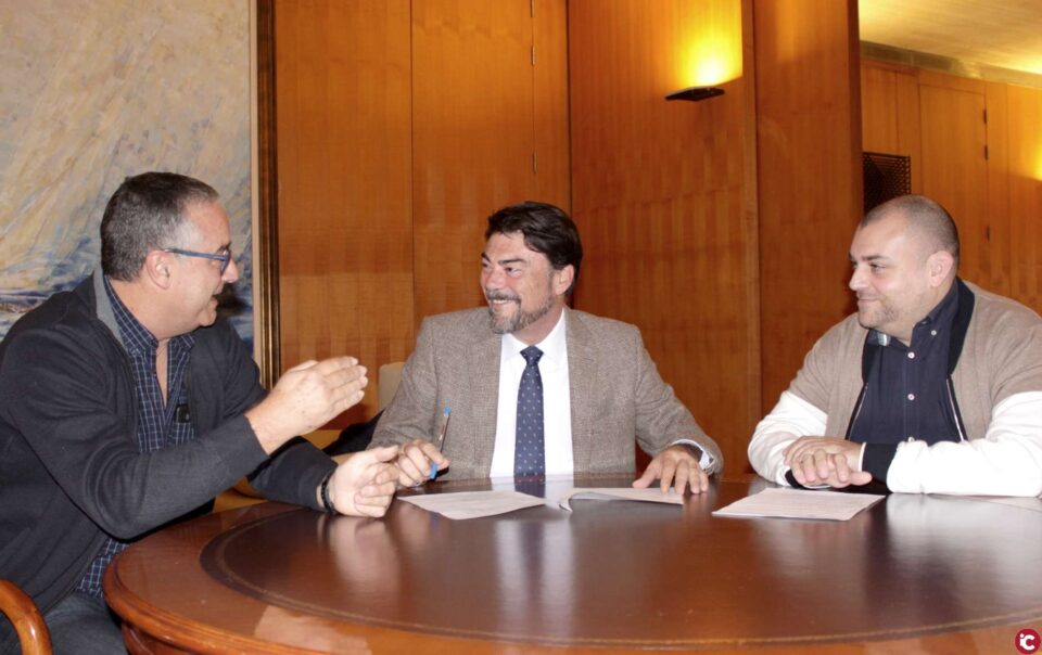 El alcalde de Alicante firma los contratos con Pedro Espadero y Sergio Gómez