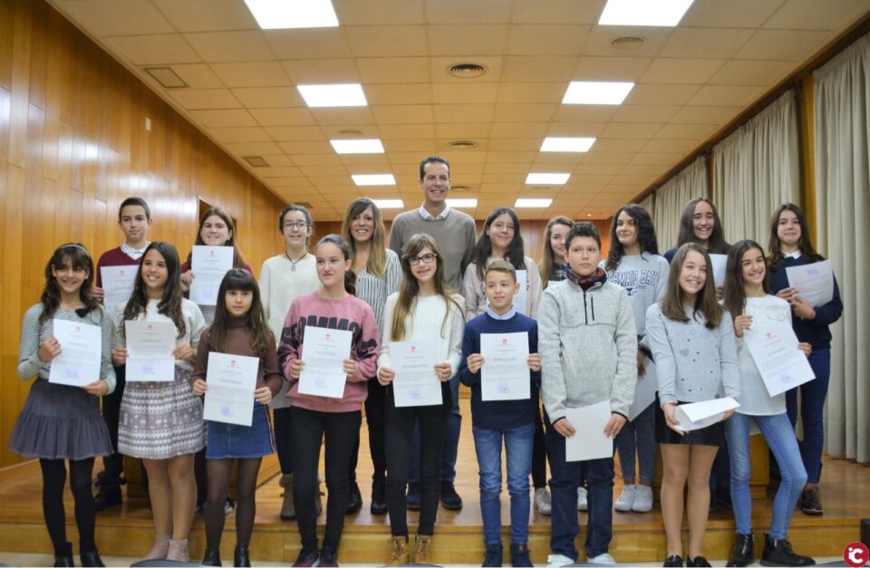 El Ayuntamiento de Elda recibe a los niños y niñas que han sido reconocidos con el Premio Extraordinario al Rendimiento Académico
