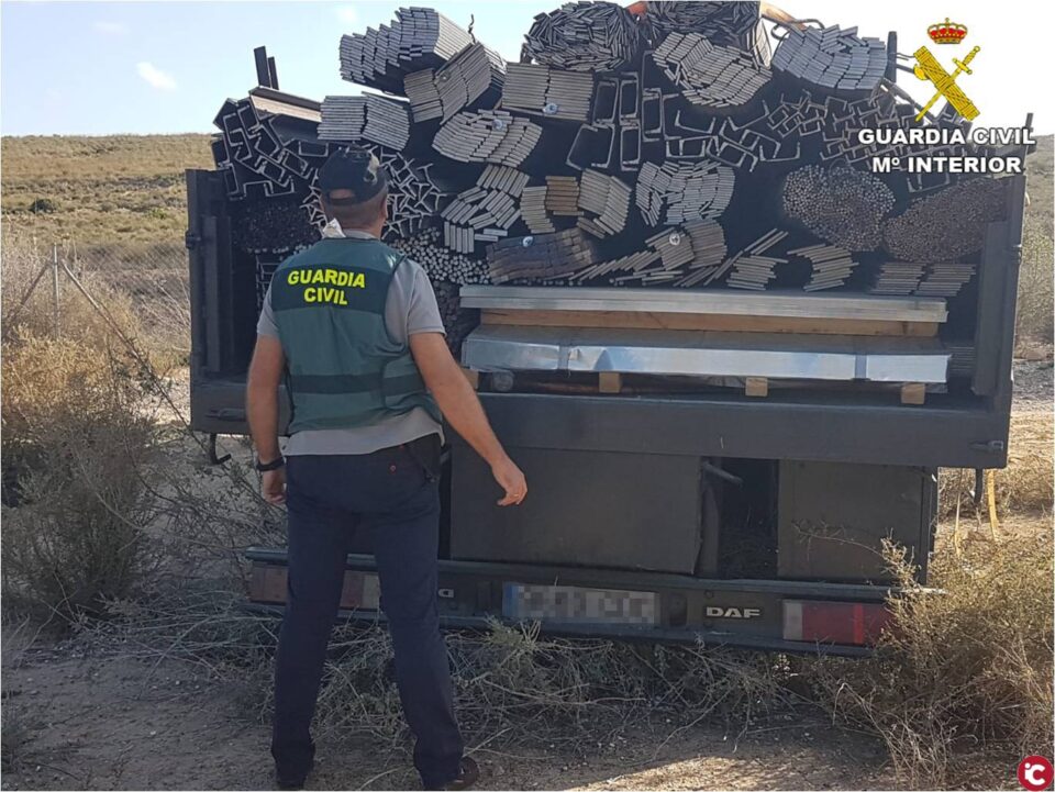 La Guardia Civil recupera en Alicante un camión con 62 toneladas de hierro robado antes de que el propietario supiera que había sido sustraído