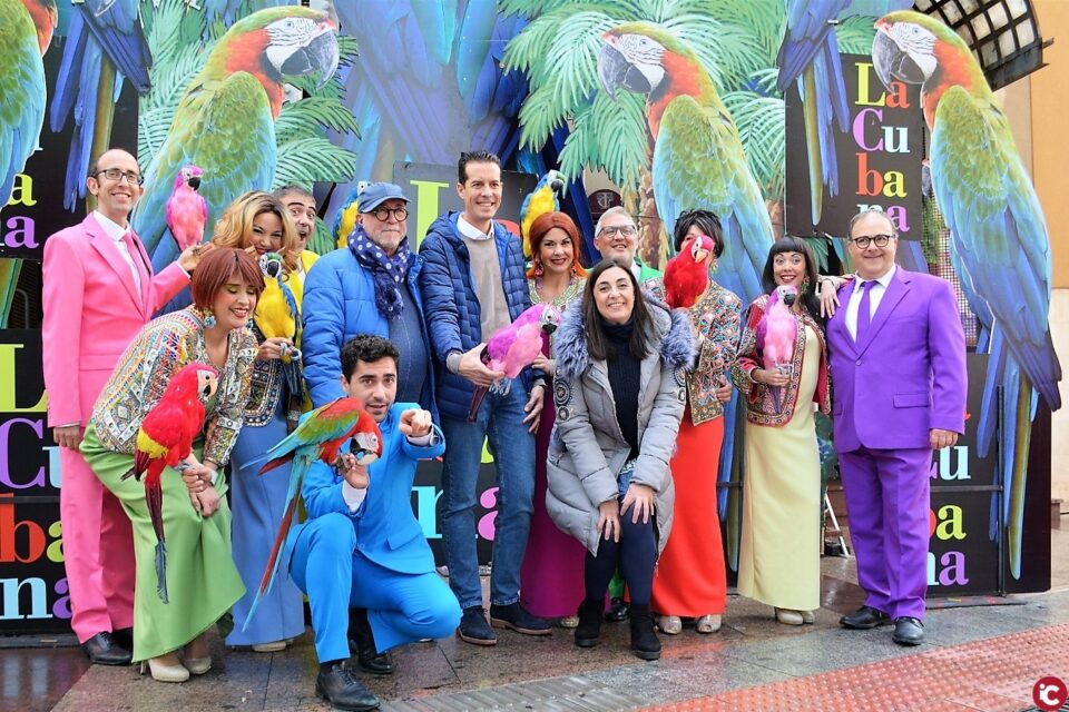 Espectacular puesta en escena de La Cubana en Elda para presentar su obra Adiós Arturo