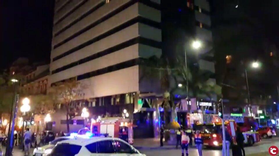Bomberos del SPEIS extinguen un virulento incendio originado en la undécima planta del Hotel Eurostars Lucentum que ha sido desalojado en pleno centro de Alicante