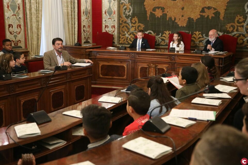 Los escolares alicantinos aprueban por unanimidad cuatro mociones en el XIII Pleno Infantil celebrado hoy en el Ayuntamiento