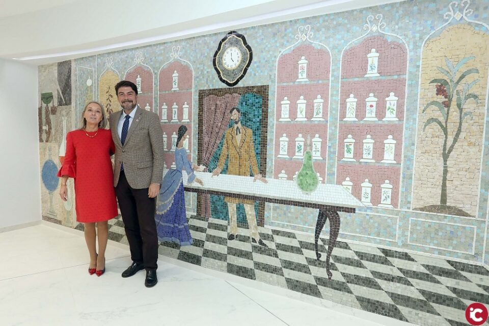 El Ayuntamiento ayudará a divulgar el mural de Gastón Castelló restaurado en el Colegio de Farmacéuticos