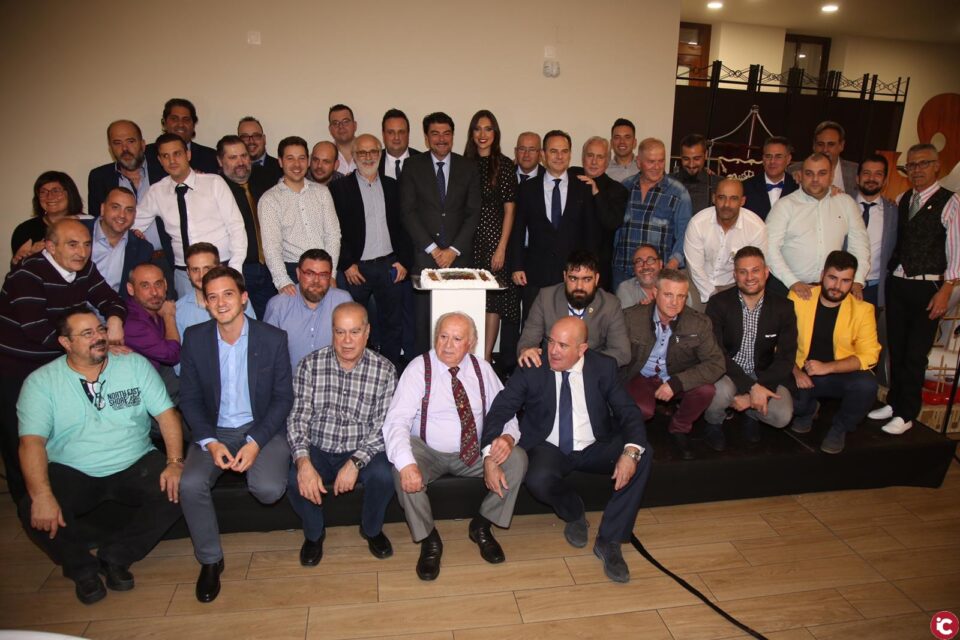 El alcalde Luis Barcala anuncia un convenio con el Gremio de Artistas de Hogueras al recibir el Emblema de Oro Honorífico