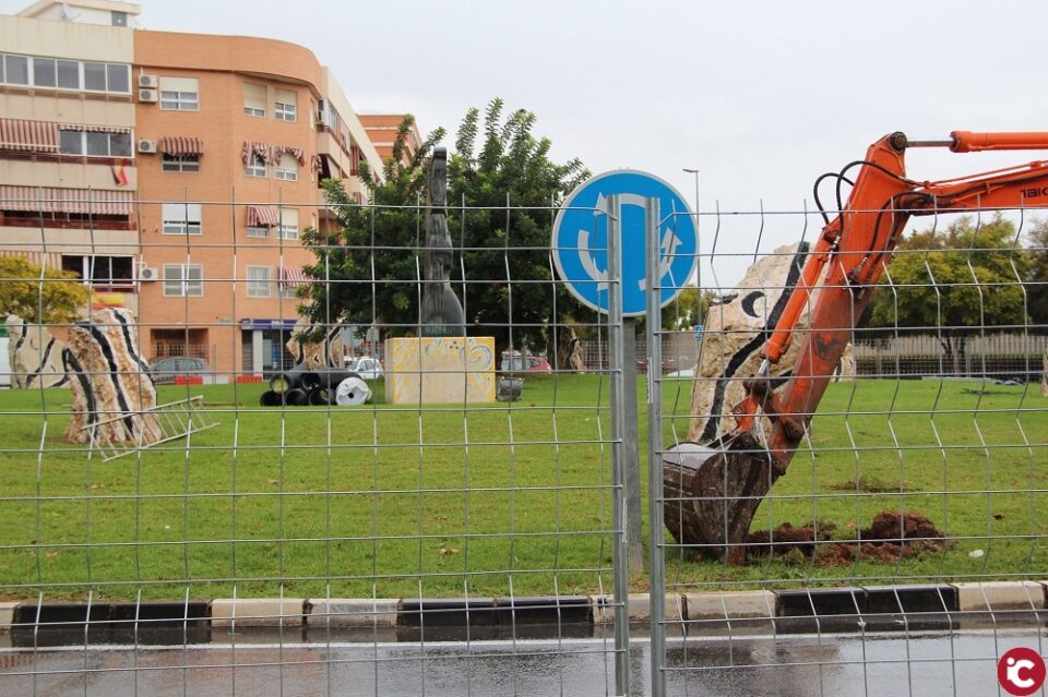 El Ayuntamiento repara el colector de saneamiento de la rotonda de la Dona Lluna