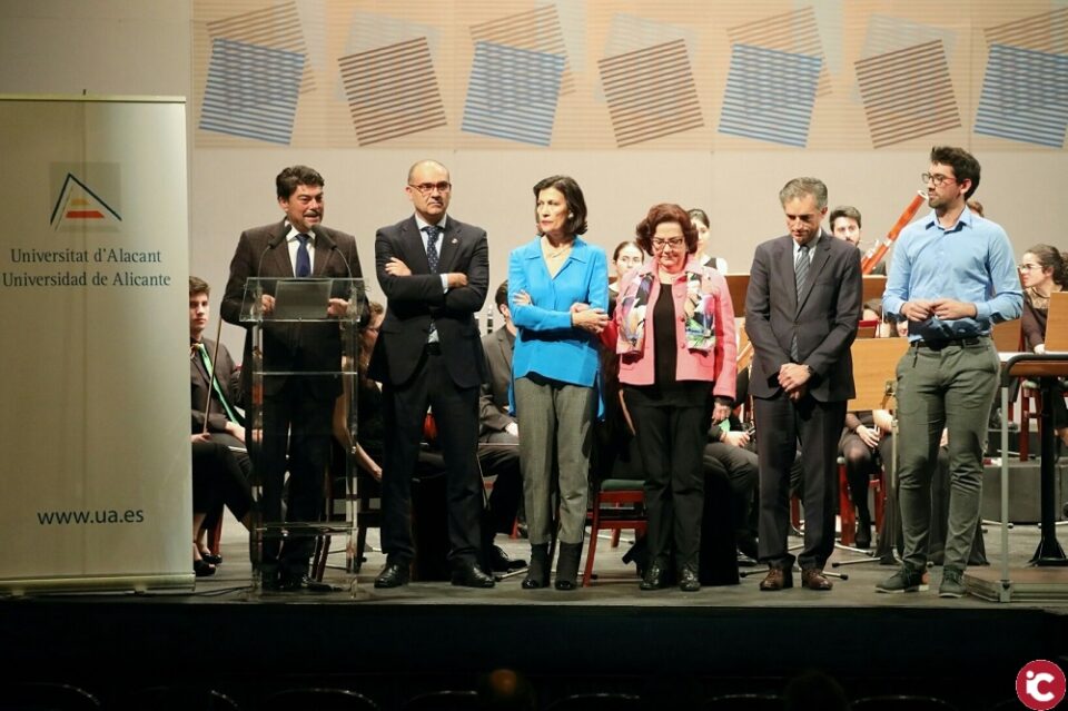 El Alcalde de Alicante y la edil de Cultura asisten al Concierto Solidario 120 Aniversario de Aguas de Alicante en el Teatro Principal