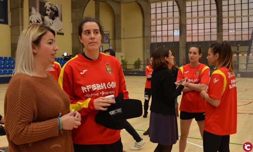 La selección de Balonmano femenino se hace fuerte en Alicante y entrena táctica ofensiva y defensiva en el Pitiú Rochel