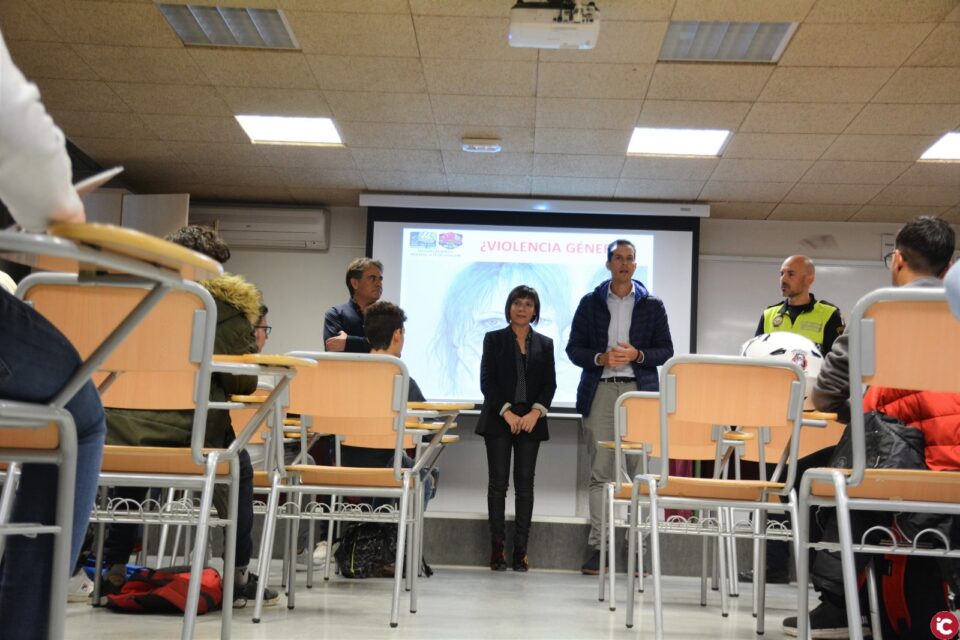 La Policía Local de Elda inicia actividades en los institutos para concienciar sobre la violencia de género entre los más jóvenes