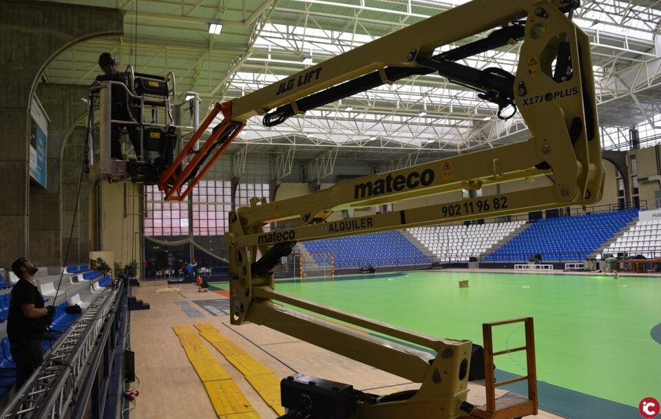 La pista del Pitiú Rochel se acondiciona con suelo nuevo y 50.000 watios en focos para el XXII Torneo de Balonmano femenino