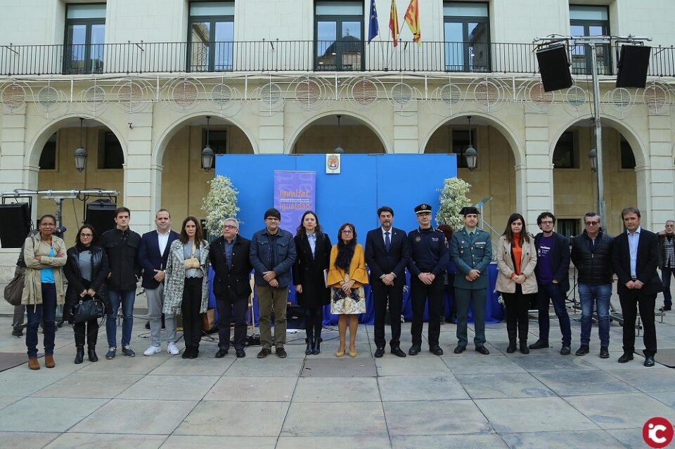 Luis Barcala reclama en la Plaza del Ayuntamiento más medidas de prevención para atajar la violencia machista