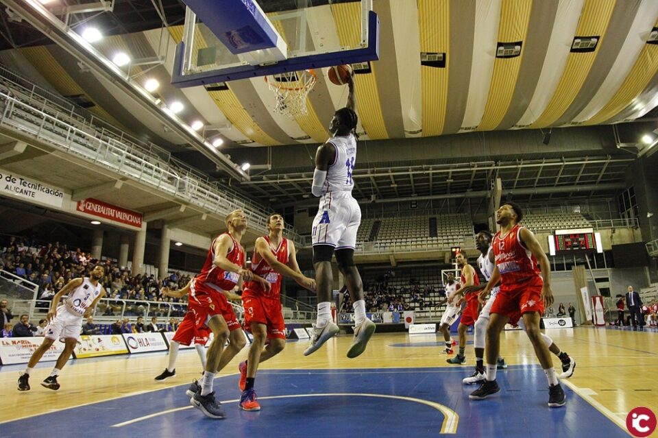 El rebote ofensivo y el acierto exterior trunca la racha de HLA Alicante