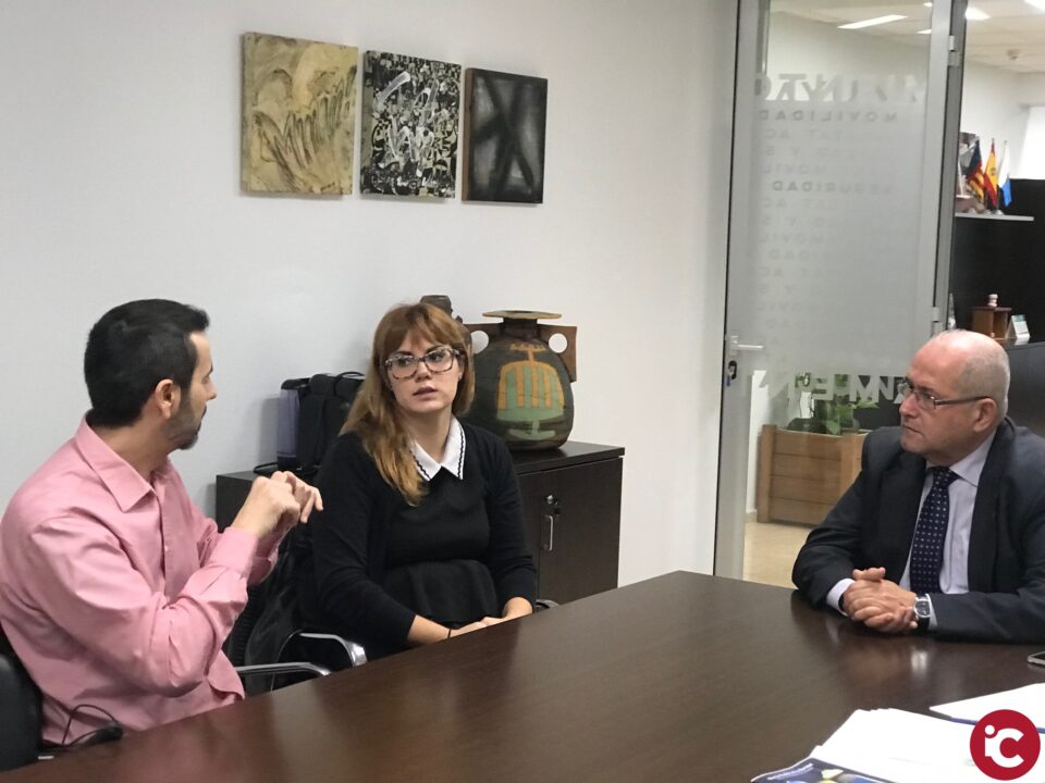 El Ayuntamiento va a proponer en la mesa del Transporte que los guías de personas sordociegas puedan acceder con ellas al autobús pagando un único viaje en Alicante