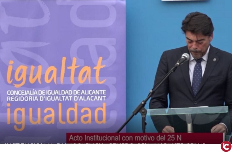 El Ayuntamiento de Alicante celebra un acto con motivo del 25 N