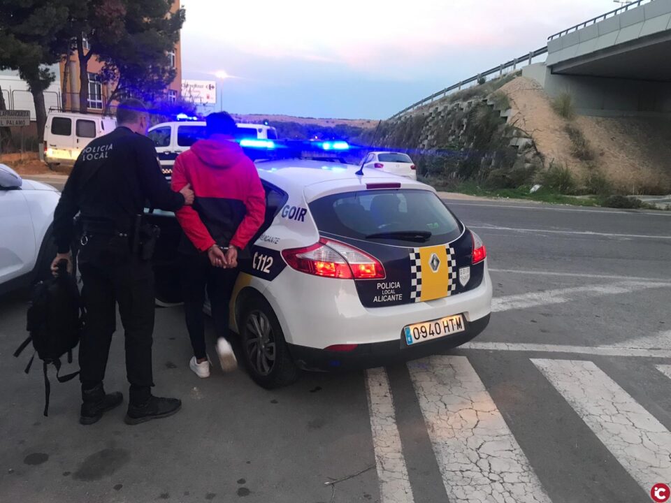 La Policía Local de Alicante detiene a un joven de 19 años con 150 gramos de hachís ocultos en los genitales y el interior de su vehículo