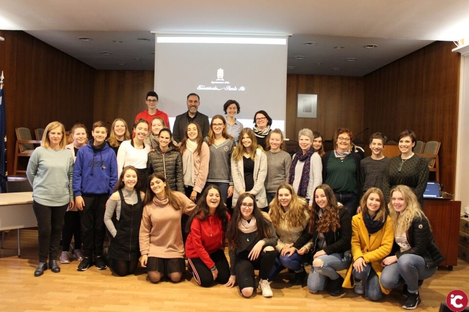 Alumnos y alumnas del programa Erasmus + del colegio Salesiano de Ibi visitan el Ayuntamiento