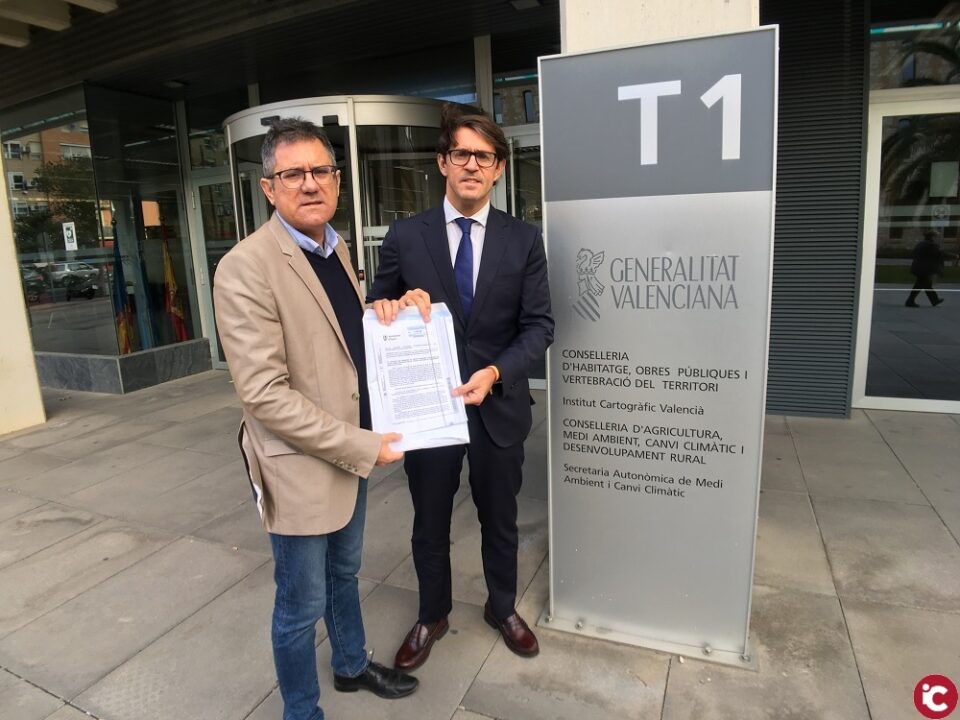 El concejal Juanjo Castelló entrega en Consellería las más de 1.200 firmas recogidas para que se restablezca el trayecto hasta Alicante del autobús