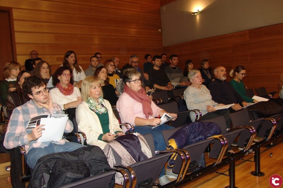 La Sede Universitaria de La Marina reúne a más de medio centenar de profesionales de servicios públicos en unas jornadas formativas sobre igualdad de género