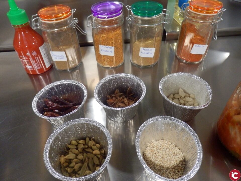 Realizado el curso sobre especias de los cinco continentes en las cocinas del Mercado