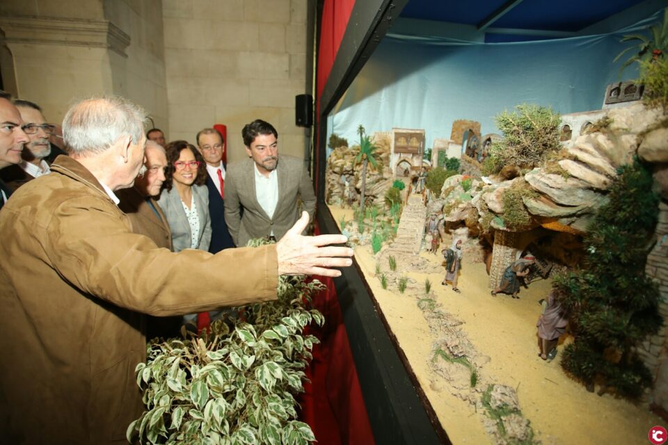 El Alcalde de Alicante inaugura el Belén oficial que regresa al zaguán del Ayuntamiento y podrá visitarse hasta el 6 de enero