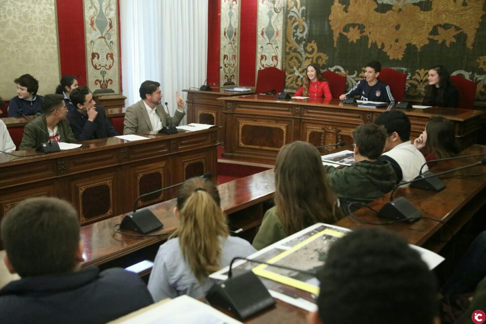 El alcalde de Alicante recibe a los alumnos de diferentes Institutos en el IV Pleno juvenil