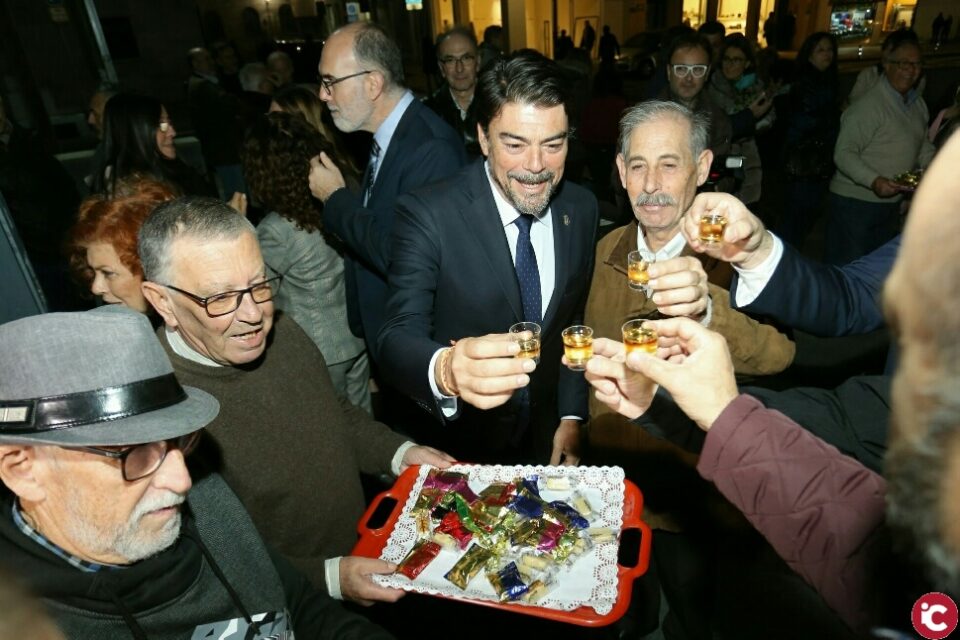 El alcalde inaugura el Belén Social en la Plaza de la Montanyeta