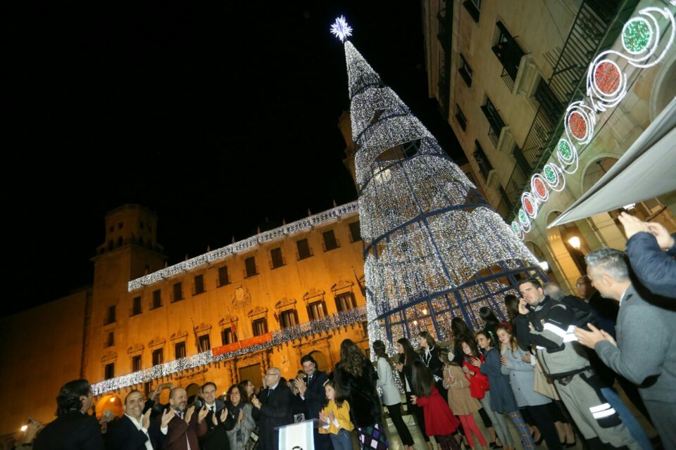 Alicante brilla como capital de la Navidad tras el encendido de más de un millón y medio de luces