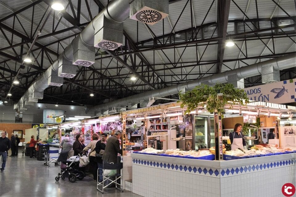 Los mercados y mercadillos de Elda abren al público durante los festivos del 6 y 8 de diciembre