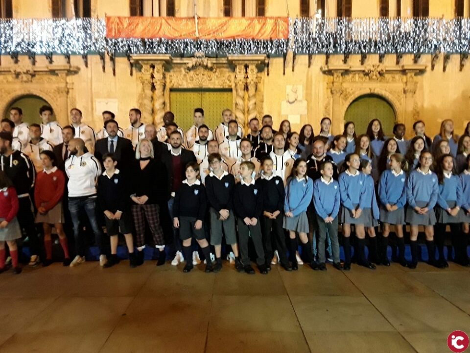 El alcalde Luis Barcala acompaña en la Plaza del Ayuntamiento a la primera plantilla del Hércules para la postal de la Navidad 2018