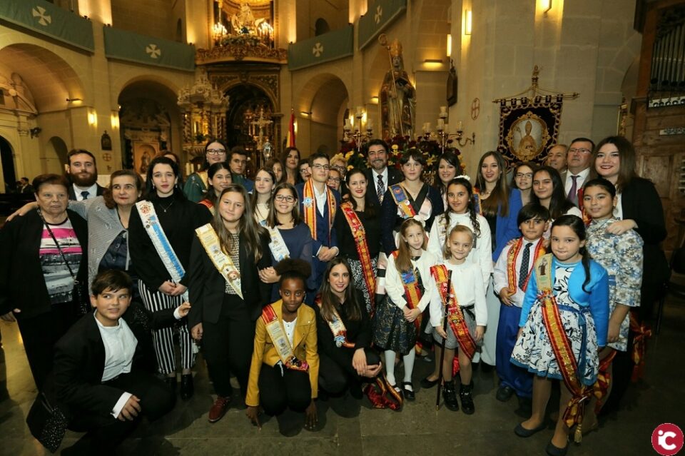 El alcalde Luis Barcala saluda al patrón San Nicolás de Bari al paso de la procesión por la Plaza del Ayuntamiento