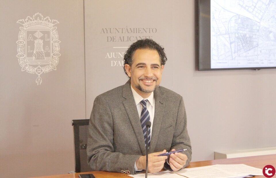 El Ayuntamiento pone en marcha un dispositivo especial de limpieza de Navidad en las calles principales y zonas comerciales del centro y los barrio