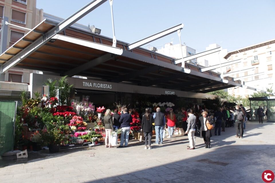 Alicante recupera la plaza del Mercado Central con la puesta en marcha de los nuevos puestos de las flores y la retirada de las casetas provisionales