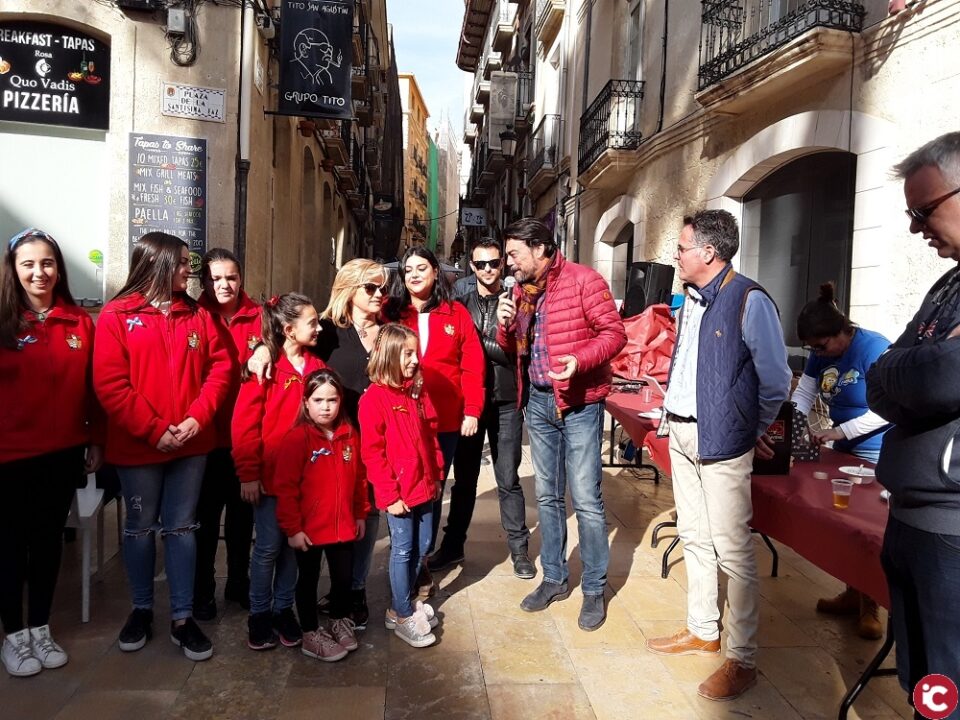 El alcalde Luis Barcala acude al almuerzo en el que la hoguera Monjas-Santa Faz presenta sus bocetos y belleas