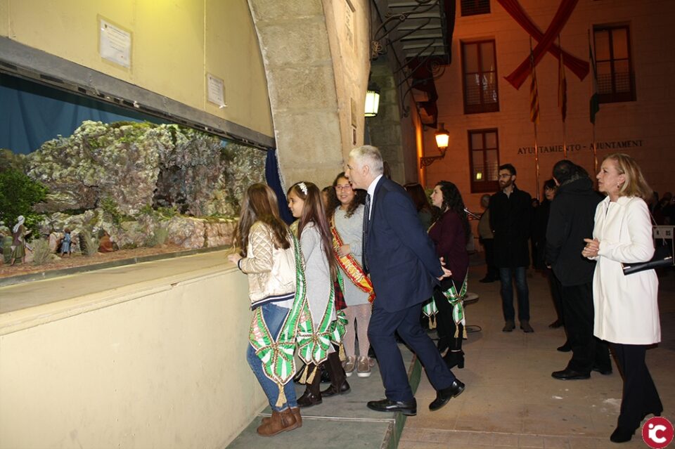 Inauguración del Belén Municipal en los soportales del Ayuntamiento