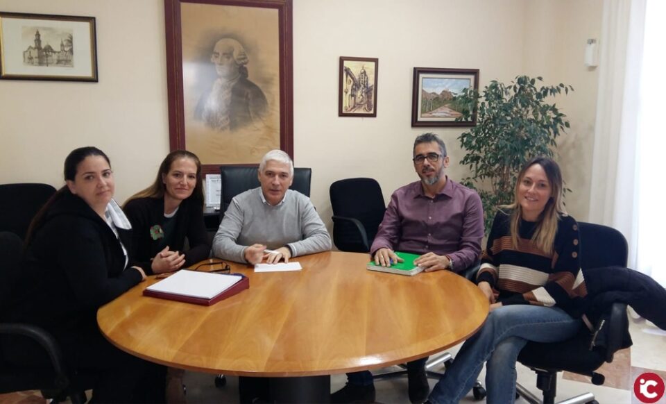 La Asociación AdoptaMola se presenta al Ayuntamiento