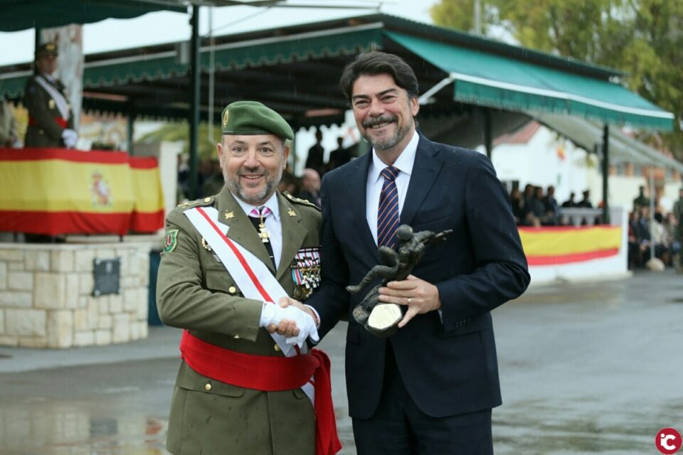El alcalde Luis Barcala recibe el Premio Machete en el 57 Aniversario de la creación del Mando de Operaciones Especiales